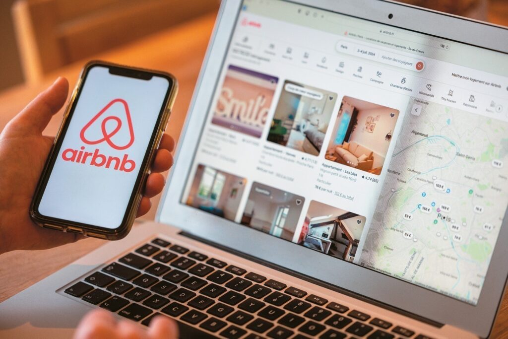 Airbnb: Ξεκινούν οι πρώτοι έλεγχοι σε 1.500 ακίνητα – Η επιστολή που φέρνει πρόστιμα έως 20.000 ευρώ Airbnb: Ξεκινούν οι πρώτοι έλεγχοι σε 1.500 ακίνητα – Η επιστολή που φέρνει πρόστιμα έως 20.000 ευρώ
