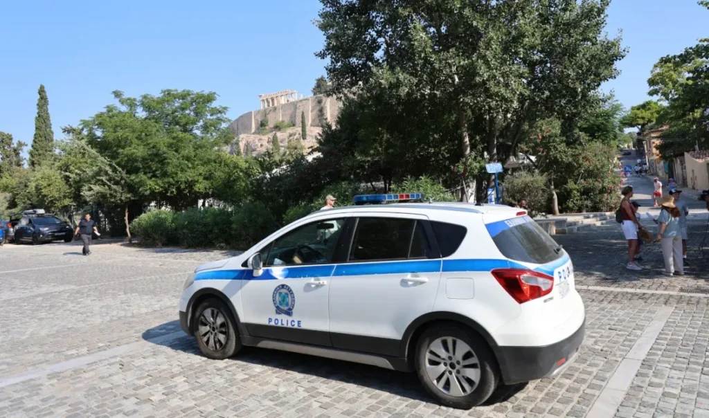 Συναγερμός στην Ακρόπολη: Άνδρας τραυμάτισε με μαχαίρι δύο Ελληνοαμερικανούς τουρίστες – Διακομίστηκαν στο νοσοκομείο (Εικόνες & Βίντεο) Συναγερμός στην Ακρόπολη: Άνδρας τραυμάτισε με μαχαίρι δύο Ελληνοαμερικανούς τουρίστες – Διακομίστηκαν στο νοσοκομείο (Εικόνες & Βίντεο)