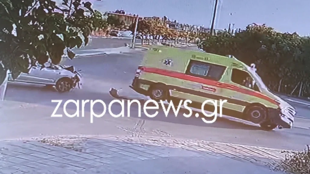 Η στιγμή που το ασθενοφόρο του ΕΚΑΒ συγκρούστηκε με το ΙΧ στα Χανιά και τούμπαρε λίγα μέτρα από το νοσοκομείο Η στιγμή που το ασθενοφόρο του ΕΚΑΒ συγκρούστηκε με το ΙΧ στα Χανιά και τούμπαρε λίγα μέτρα από το νοσοκομείο