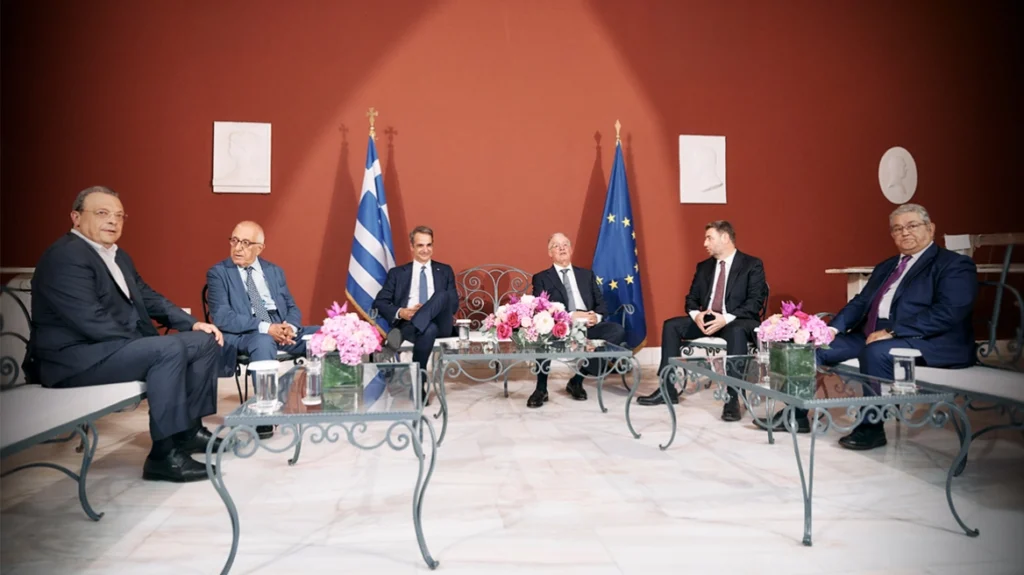 «Πυρετός» για τη δεξίωση για την Αποκατάσταση της Δημοκρατίας: Ποιοι πάνε και ποιοι όχι