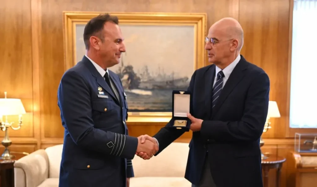 Συνάντηση Δένδια με τον πιλότο του F-16 που κατάφερε να προσγειωθεί χωρίς σύστημα στη Ζάκυνθο: “Χαρακτηριστικό παράδειγμα υψηλού επιπέδου εκπαίδευσης, ετοιμότητας και αφοσίωσης”