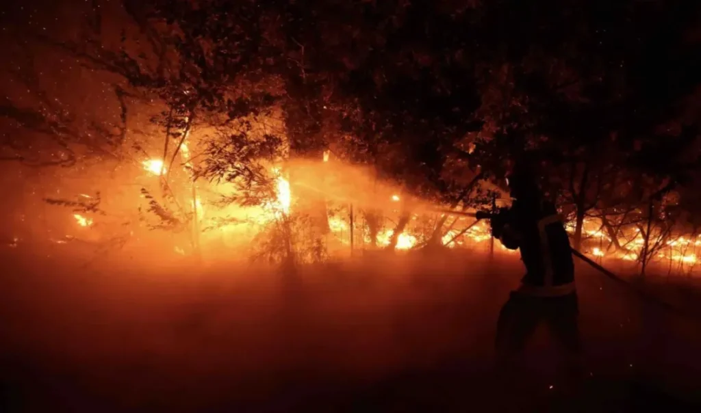 Συγκλονίζουν Έλληνες που ζουν την πύρινη κόλαση σε Ισπανία και Γαλλία: “Μας λένε να είμαστε έτοιμοι να φύγουμε” (Βίντεο) Συγκλονίζουν Έλληνες που ζουν την πύρινη κόλαση σε Ισπανία και Γαλλία: “Μας λένε να είμαστε έτοιμοι να φύγουμε” (Βίντεο)