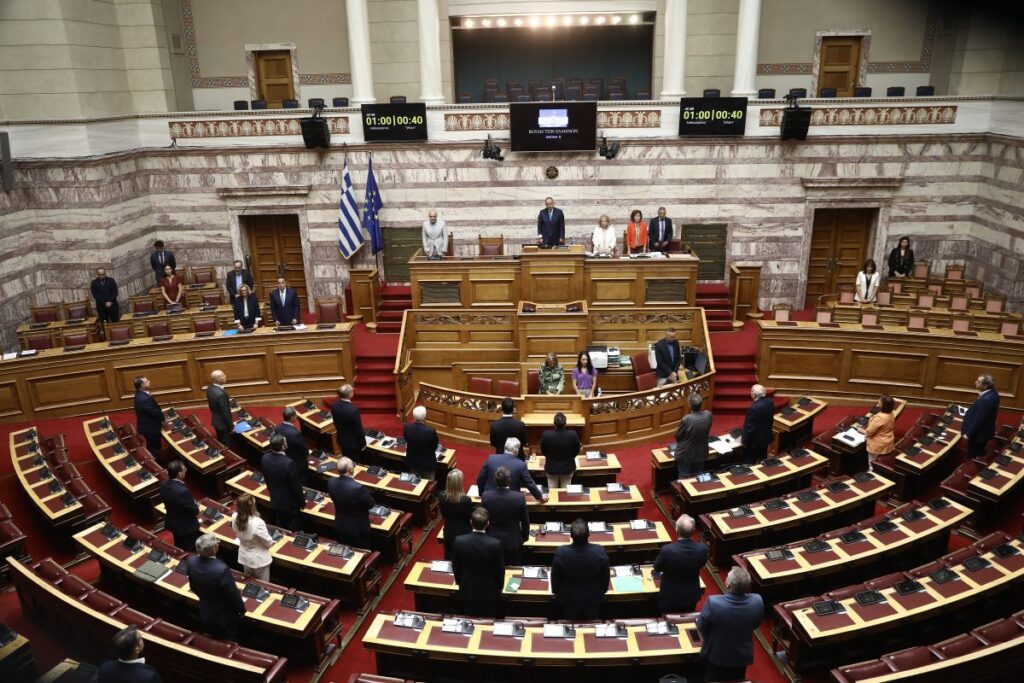 Βουλή: Ενός λεπτού σιγή στη μνήμη των τριών πυροσβεστών Βουλή: Ενός λεπτού σιγή στη μνήμη των τριών πυροσβεστών