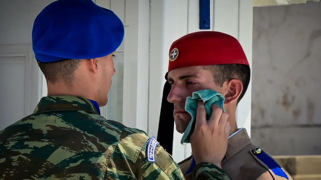 Ακίνητοι οι Εύζωνες εν μέσω καύσωνα, τους δίνουν νερό και τους σκουπίζουν τον ιδρώτα, δείτε φωτογραφίες Ακίνητοι οι Εύζωνες εν μέσω καύσωνα, τους δίνουν νερό και τους σκουπίζουν τον ιδρώτα, δείτε φωτογραφίες