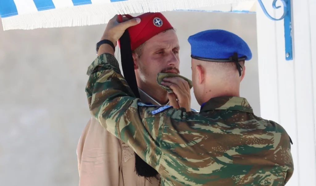 Καύσωνας στην Αθήνα: Πιστοί στο καθήκον οι Εύζωνες κάτω από 40άρια (Εικόνες) Καύσωνας στην Αθήνα: Πιστοί στο καθήκον οι Εύζωνες κάτω από 40άρια (Εικόνες)