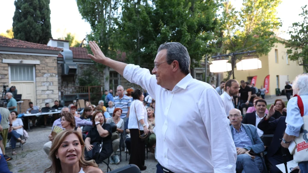 Η επόμενη μέρα της παραίτησης Φάμελλου: Ο «οδικός χάρτης», τα στρατόπεδα, οι… 159 και οι διεκδικητές της ηγεσίας