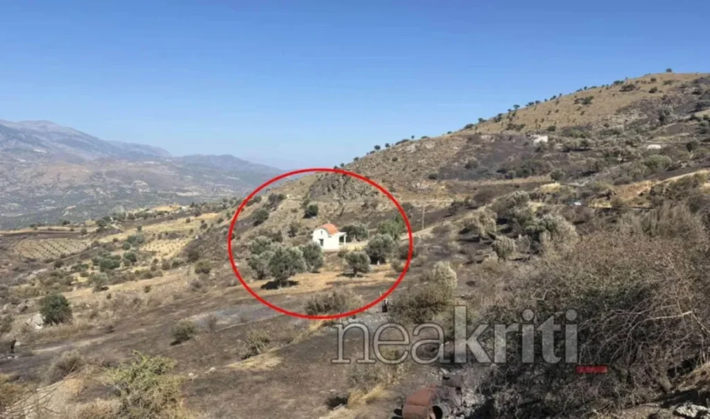 Ρέθυμνο: Θαύμα μέσα στον πύρινο όλεθρο – Το εκκλησάκι στην Τριόπετρα έμεινε ανέγγιχτο από τη φωτιά