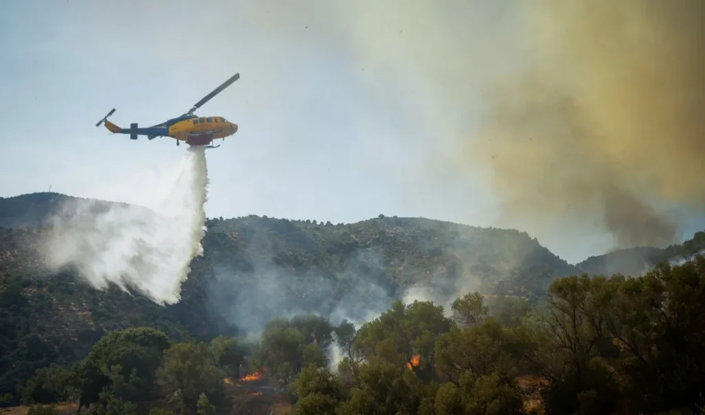 Φωτιές στην Ελλάδα: Πώς κάλυψε ο διεθνής Τύπος τον θάνατο των τριών πυροσβεστών στις πυρκαγιές (Εικόνες)