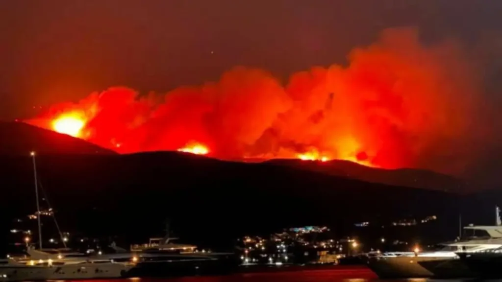 Φωτιά στην Πάρο: Νύχτα κόλαση από τις αναζωπυρώσεις κοντά σε σπίτια – Νέα μηνύματα του 112 για εκκένωση 5 περιοχών