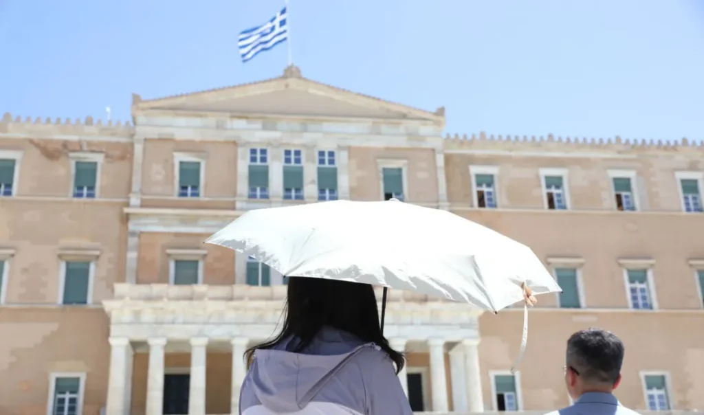 Καιρός: Ποδαρικό του Ιουλίου με υψηλές θερμοκρασίες – Σε ποιες περιοχές το θερμόμετρο θα φτάσει τους 38 βαθμούς, πού αναμένονται καταιγίδες (Βίντεο)