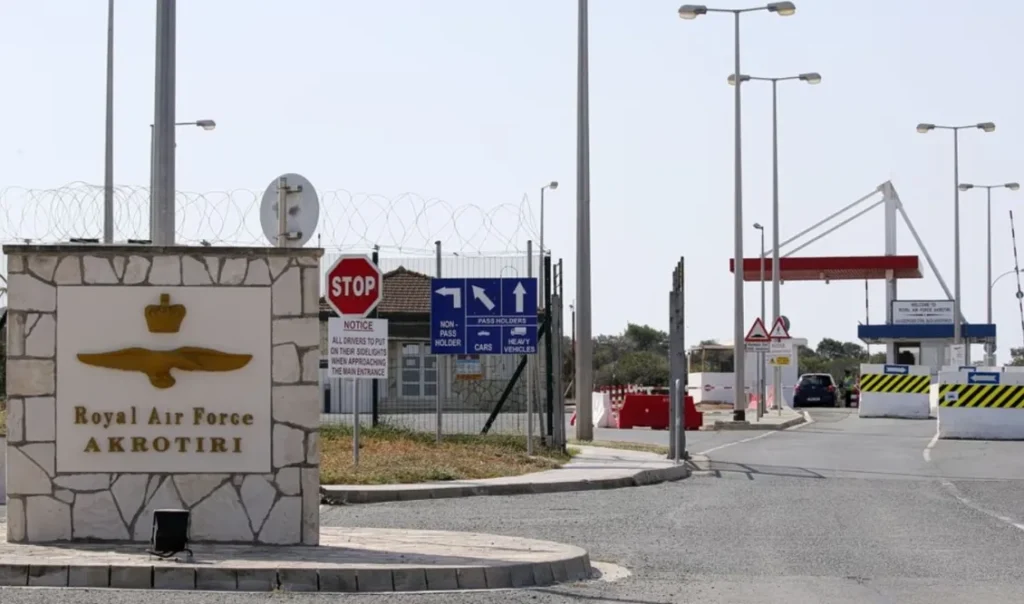 Συνελήφθη στην Κύπρο άνδρας που κατασκόπευε βρετανική στρατιωτική βάση για λογαριασμό του Ιράν Συνελήφθη στην Κύπρο άνδρας που κατασκόπευε βρετανική στρατιωτική βάση για λογαριασμό του Ιράν