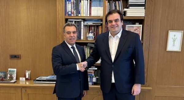 «Ο Μάνος Κόνσολας παρέδωσε νομοσχέδιο για την αντιμετώπιση της διάβρωσης των ακτών σε τρεις Υπουργούς»