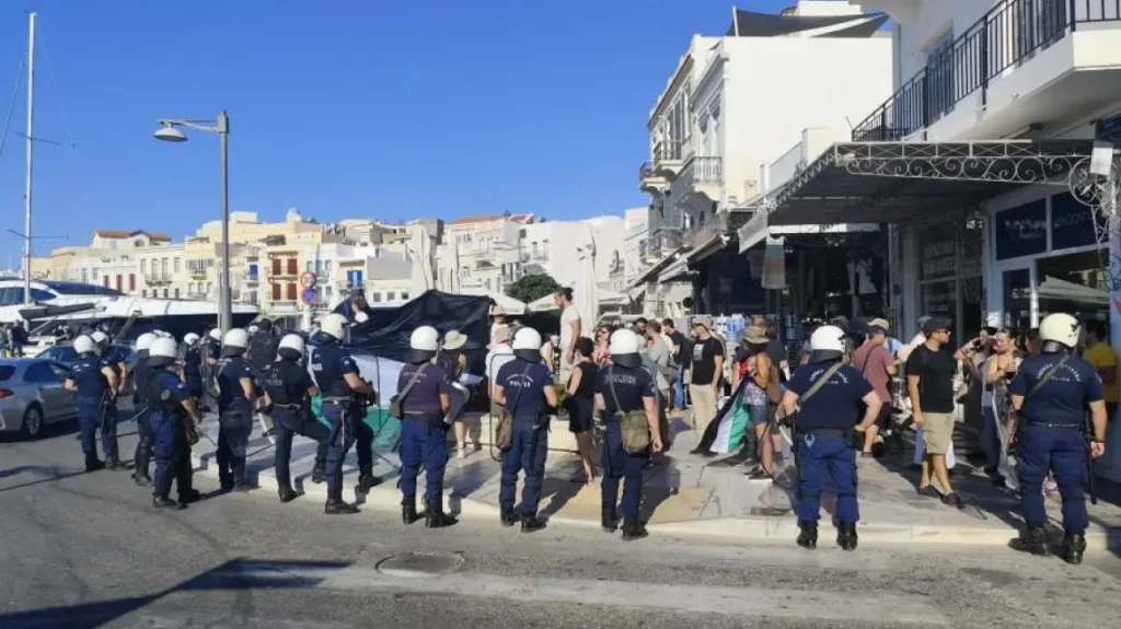 Συγκέντρωση διαμαρτυρίας και ισχυρή αστυνομική παρουσία για την άφιξη του Crown Iris στη Σύρο, αποβιβάστηκαν ανά ομάδες οι τουρίστες Συγκέντρωση διαμαρτυρίας και ισχυρή αστυνομική παρουσία για την άφιξη του Crown Iris στη Σύρο, αποβιβάστηκαν ανά ομάδες οι τουρίστες