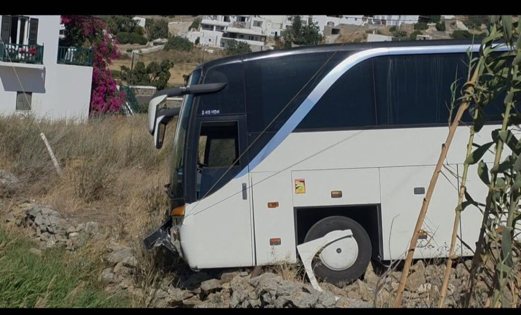 Τρόμος στη Μύκονο: Τουριστικό λεωφορείο εξετράπη στην Άνω Μερά (video) Τρόμος στη Μύκονο: Τουριστικό λεωφορείο εξετράπη στην Άνω Μερά (video)