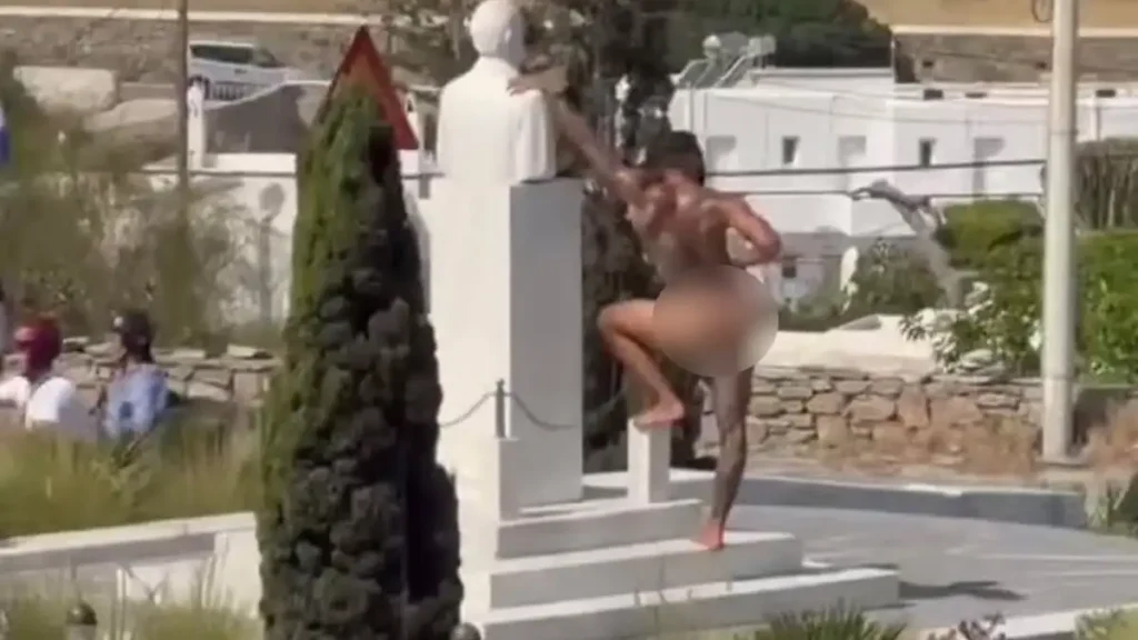 Μύκονος: Εκατομμυριούχος influencer ο άνδρας που πόζαρε γυμνός μπροστά στο άγαλμα Μύκονος: Εκατομμυριούχος influencer ο άνδρας που πόζαρε γυμνός μπροστά στο άγαλμα