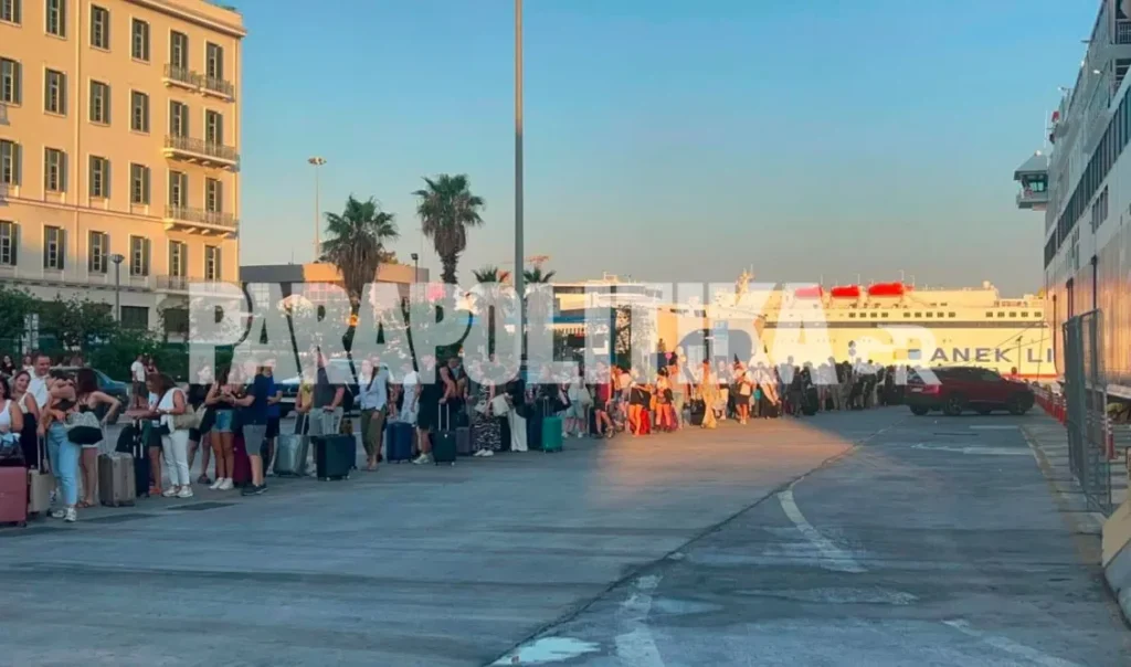 “Όπου φύγει φύγει” οι Αθηναίοι: Το αδιαχώρητο στο λιμάνι του Πειραιά (Εικόνες & Βίντεο)