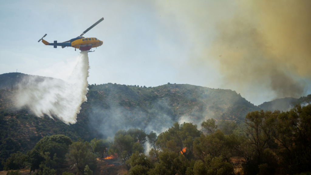 Δραματικές ώρες στα πύρινα μέτωπα σε Ρέθυμνο, Σητεία και Πλωμάρι: Τρεις πυροσβέστες νεκροί, εκκενώσεις και απεγκλωβισμοί Δραματικές ώρες στα πύρινα μέτωπα σε Ρέθυμνο, Σητεία και Πλωμάρι: Τρεις πυροσβέστες νεκροί, εκκενώσεις και απεγκλωβισμοί