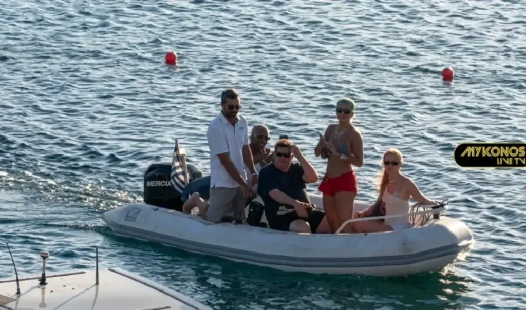 Η Ρίτα Όρα στη Μύκονο: Η σκαφάτη εμφάνισή της στο νησί των Ανέμων (Βίντεο)