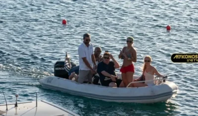 Η Ρίτα Όρα στη Μύκονο: Η σκαφάτη εμφάνισή της στο νησί των Ανέμων (Βίντεο)