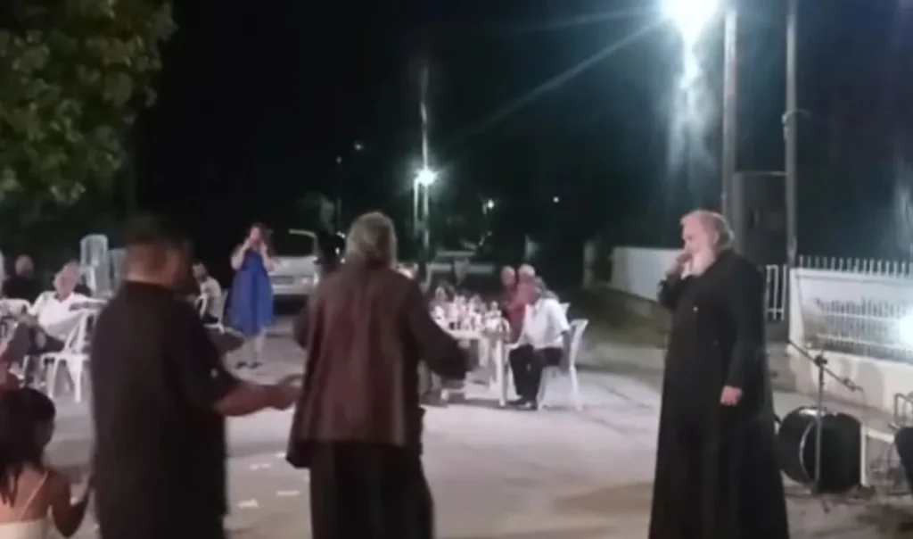 Σέρρες: Ιερείς έκλεψαν την παράσταση σε πανηγύρι – “Της Γερακίνας γιος” τραγούδησε ο ένας, ζεϊμπέκικο χόρεψε ο άλλος (Βίντεο) Σέρρες: Ιερείς έκλεψαν την παράσταση σε πανηγύρι – “Της Γερακίνας γιος” τραγούδησε ο ένας, ζεϊμπέκικο χόρεψε ο άλλος (Βίντεο)