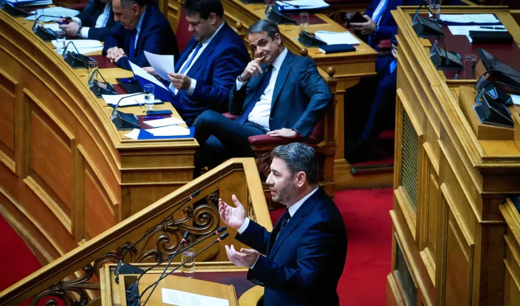 Στη Βουλή η σύγκρουση για την ακρίβεια: Ο Μητσοτάκης απαντά στον Ανδρουλάκη με όπλο την οικονομία – Ο απολογισμός και το σχέδιο των επόμενων μηνών που θα παρουσιάσει