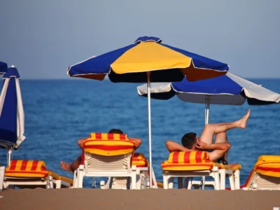 Τέλος οι «καπαρωμένες» ξαπλώστρες: Υπάλληλος-ήρωας στη Ρόδο μοιράζει εγκεφαλικά σε τουρίστες