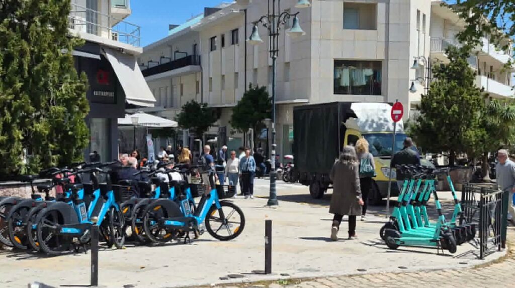 Τ. Καμπούρης: Πατίνια παντού, πεζοδρόμια Κατειλημμένα — Και ο Δήμος απλώς κοιτάζει