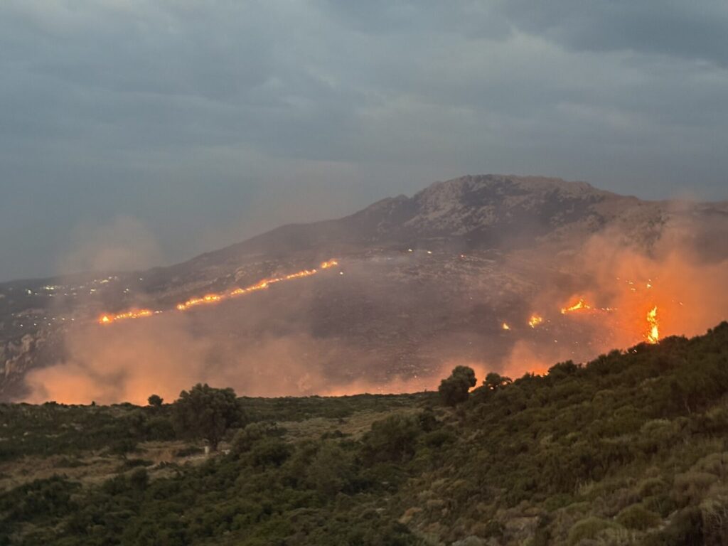 Χρήστος Ευστρατίου για τη φωτία στην Κω: ο μηχανισμός βρίσκεται επί ποδός και δίνει τη μάχη για τον έλεγχο της πυρκαγιάς.