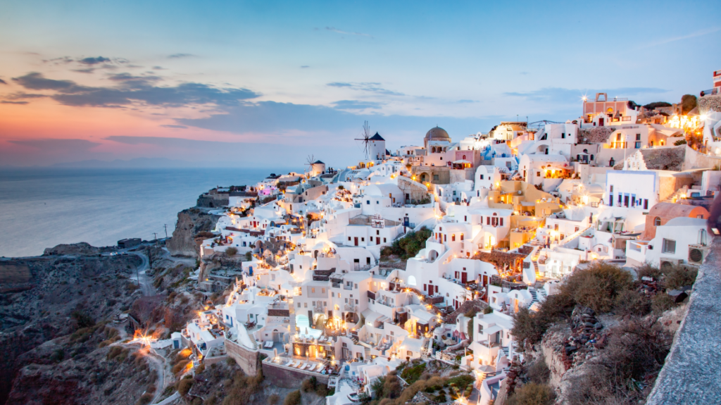 Όταν η Σαντορίνη ήταν ένα άγνωστο νησί, χωρίς λιμάνι και με μόλις 75 κλίνες, πώς εξελίχθηκε σε παγκόσμιο προορισμό Όταν η Σαντορίνη ήταν ένα άγνωστο νησί, χωρίς λιμάνι και με μόλις 75 κλίνες, πώς εξελίχθηκε σε παγκόσμιο προορισμό