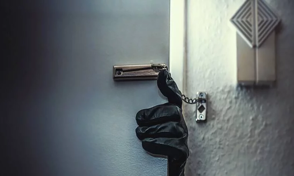 «Με απείλησαν με σούβλα στον λαιμό και είπαν ότι θα κάνουν κακό στην κόρη μου»: Καρέ-καρέ η απολογία του 63χρονου Βρετανού «Με απείλησαν με σούβλα στον λαιμό και είπαν ότι θα κάνουν κακό στην κόρη μου»: Καρέ-καρέ η απολογία του 63χρονου Βρετανού