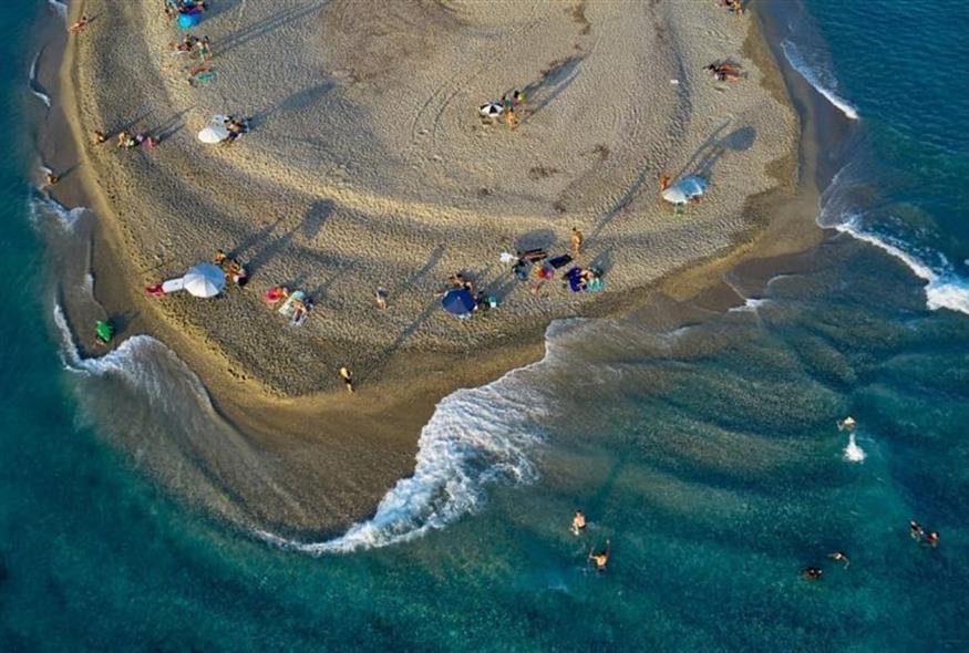 Απίστευτη ιστορία στην Ελλάδα – Πώς μια μπάλα ταξίδεψε στη θάλασσα 80 μίλια για να κρατήσει ζωντανό έναν 30χρονο Απίστευτη ιστορία στην Ελλάδα – Πώς μια μπάλα ταξίδεψε στη θάλασσα 80 μίλια για να κρατήσει ζωντανό έναν 30χρονο