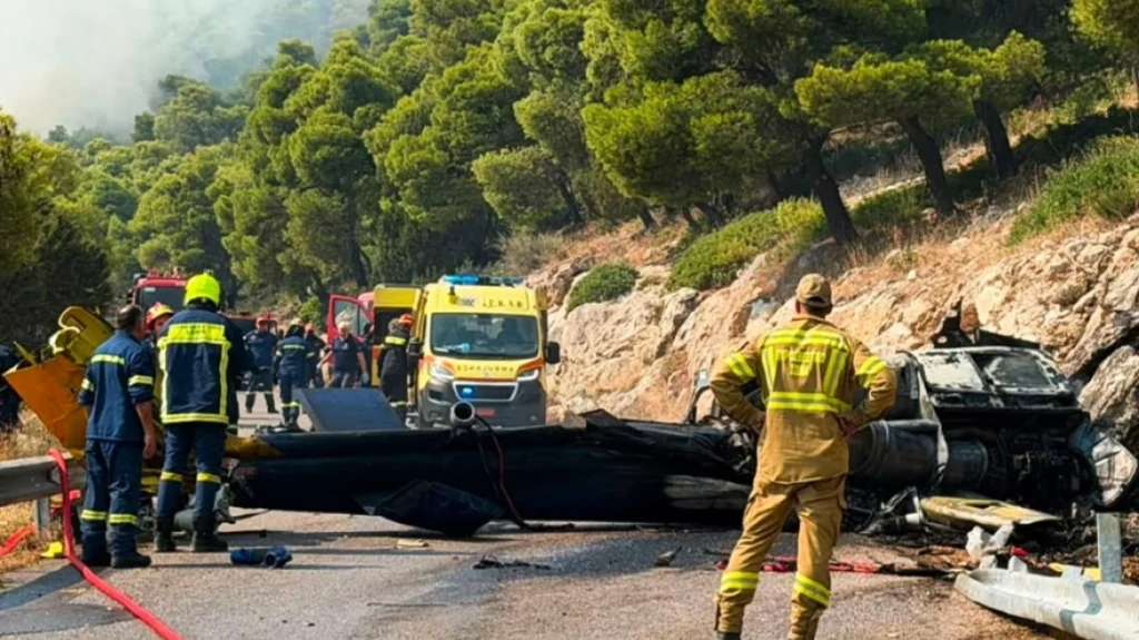 Ελεύθερος ο αδερφός αντιδημάρχου της Μάνδρας που έσπασε το μπλόκο της ΕΛΑΣ στο σημείο της συντριβής του ελικοπτέρου και έπεσε στα συντρίμμια Ελεύθερος ο αδερφός αντιδημάρχου της Μάνδρας που έσπασε το μπλόκο της ΕΛΑΣ στο σημείο της συντριβής του ελικοπτέρου και έπεσε στα συντρίμμια
