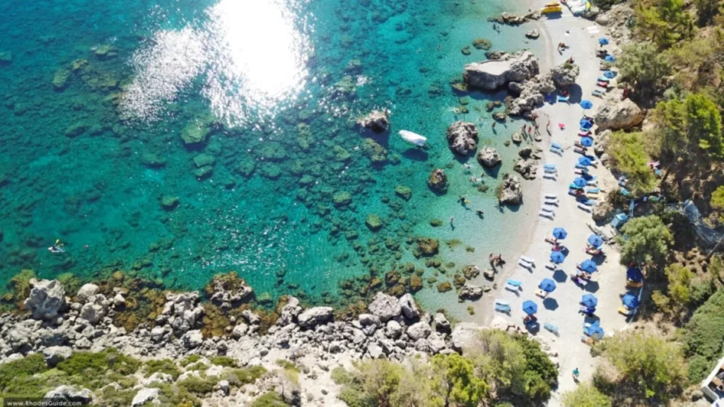 Η ιστορία της μαγευτικής παραλίας στη Ρόδο που λάτρεψε ο Άντονι Κουίν και που «κατελήφθη» παράνομα με ομπρελοξαπλώστρες