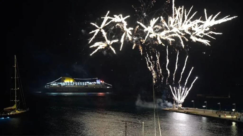 Το Blue Star Μύκονος απέδωσε τιμές στη Μεγαλόχαρη της Τήνου, δείτε βίντεο Το Blue Star Μύκονος απέδωσε τιμές στη Μεγαλόχαρη της Τήνου, δείτε βίντεο