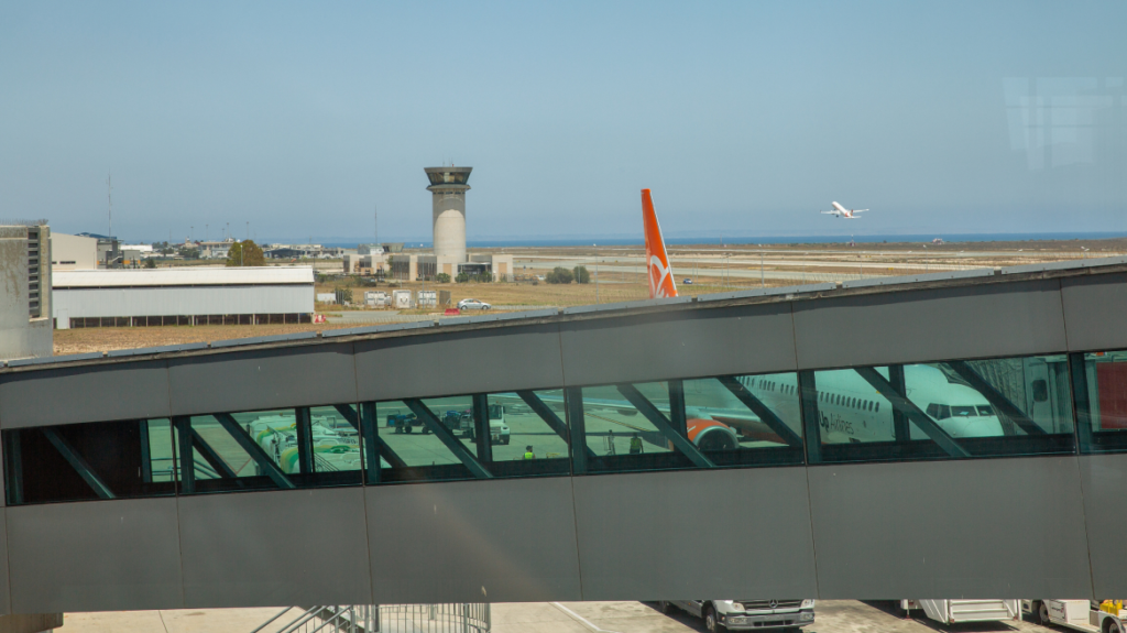Κύπρος: Ελεγκτής εναέριας κυκλοφορίας απέτρεψε σύγκρουση τουρκικού στρατιωτικού με επιβατική πτήση