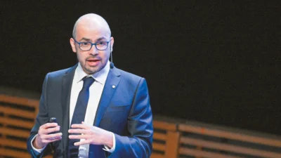 Σερ Ντέμης Χασάμπης: Ποιος είναι ο Έλληνας νέος «εγκέφαλος» του τμήματος AI της Google