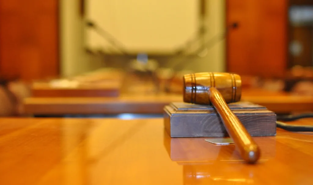 Ελεύθερος μέχρι τη δίκη ο σύζυγος της γνωστής παρουσιάστριας – Του ασκήθηκε δίωξη για ενδοοικογενειακή απλή σωματική βλάβη