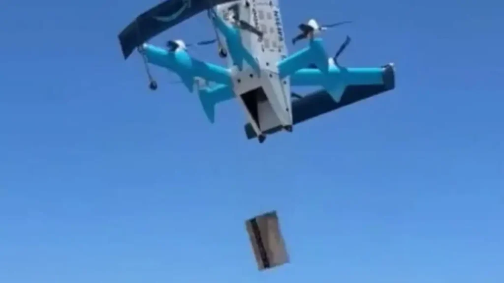 Drone της Amazon παρέδωσε το δέμα στην πισίνα πελάτισσας, viral το βίντεο Drone της Amazon παρέδωσε το δέμα στην πισίνα πελάτισσας, viral το βίντεο