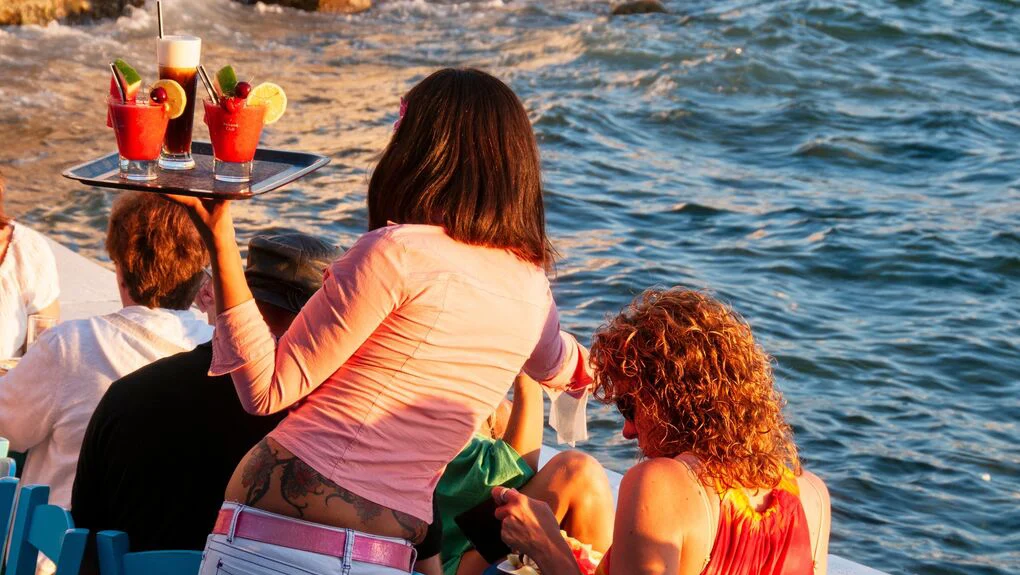 Πώς πρέπει να πληρωθείς εάν εργάζεσαι τον Δεκαπενταύγουστο – Οδηγίες από τη ΓΣΕΕ Πώς πρέπει να πληρωθείς εάν εργάζεσαι τον Δεκαπενταύγουστο – Οδηγίες από τη ΓΣΕΕ