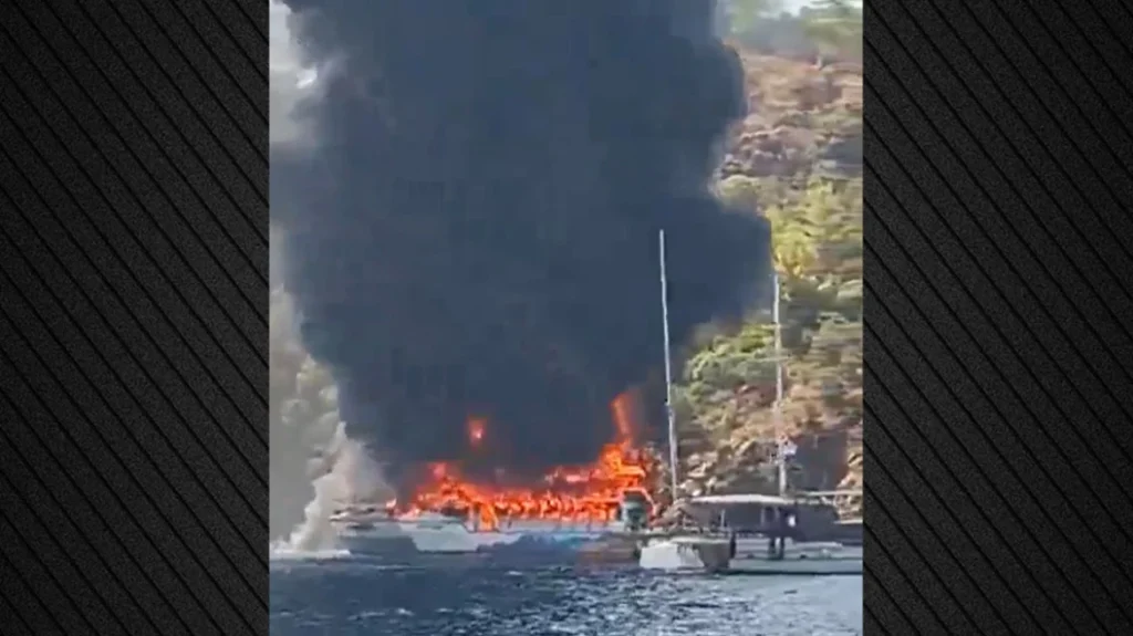 Τουρκία: Φωτιά σε τουριστικό σκάφος με 115 επιβαίνοντες στην Φέτιγιε, έπεσαν στη θάλασσα για να σωθούν, δείτε βίντεο Τουρκία: Φωτιά σε τουριστικό σκάφος με 115 επιβαίνοντες στην Φέτιγιε, έπεσαν στη θάλασσα για να σωθούν, δείτε βίντεο