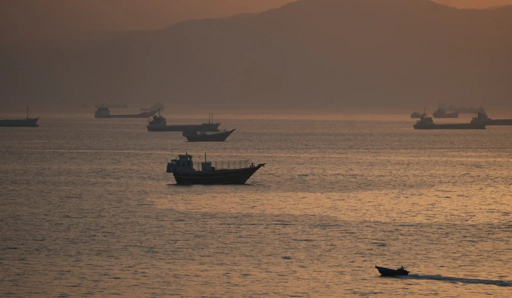Στενά του Ορμούζ: Νεκρός ο πρώτος μηχανικός ελληνόκτητου πλοίου μετά από πλήγμα Στενά του Ορμούζ: Νεκρός ο πρώτος μηχανικός ελληνόκτητου πλοίου μετά από πλήγμα