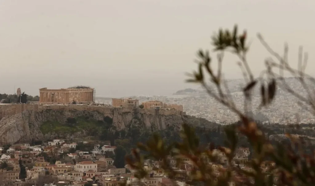 Καιρός: Κοκτέιλ ζέστης, αφρικανικής σκόνης και ισχυρών ανέμων – Σε ποιες περιοχές θα είναι αποπνικτική η ατμόσφαιρα