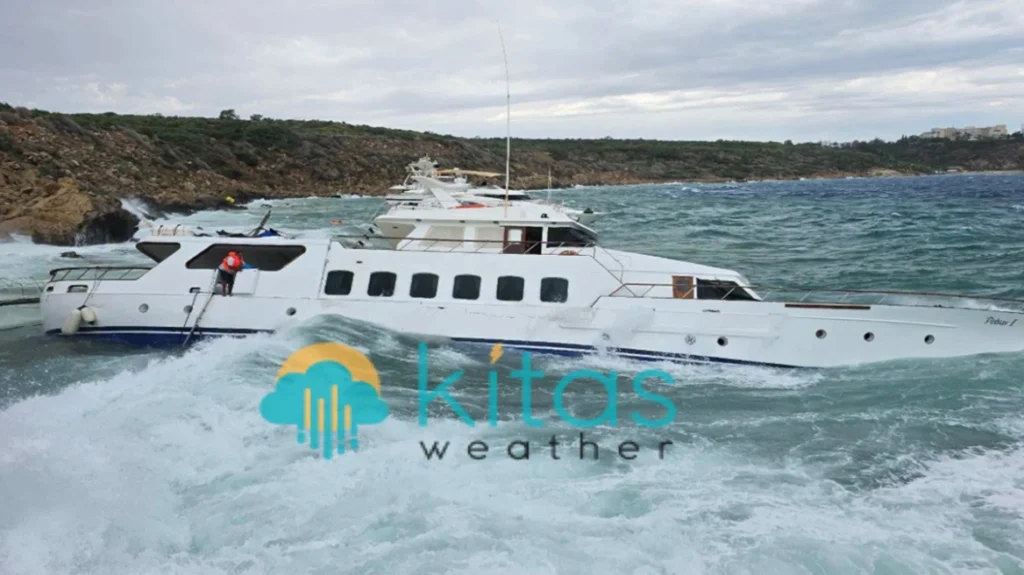 Σφοδρή κακοκαιρία σαρώνει την Κύπρο: Κεραυνός χτύπησε 45χρονο, δείτε βίντεο και φωτογραφίες Σφοδρή κακοκαιρία σαρώνει την Κύπρο: Κεραυνός χτύπησε 45χρονο, δείτε βίντεο και φωτογραφίες