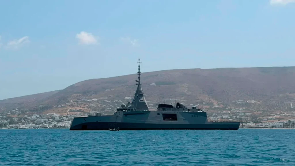 Η φρεγάτα «Κίμων» στην Πάρο για τον εορτασμό του Δεκαπενταύγουστου, δείτε φωτογραφίες και βίντεο