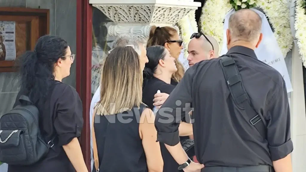 Δημήτρης Κόκοτας: Θλίψη στην κηδεία του αγαπημένου τραγουδιστή – Τραγικές φιγούρες η σύζυγος και η κόρη του