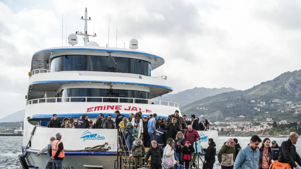 Οι Τούρκοι συρρέουν στα ελληνικά νησιά – Οι τιμές και η βίζα τους έκαναν να «κοιτούν» στο Αιγαίο Οι Τούρκοι συρρέουν στα ελληνικά νησιά – Οι τιμές και η βίζα τους έκαναν να «κοιτούν» στο Αιγαίο