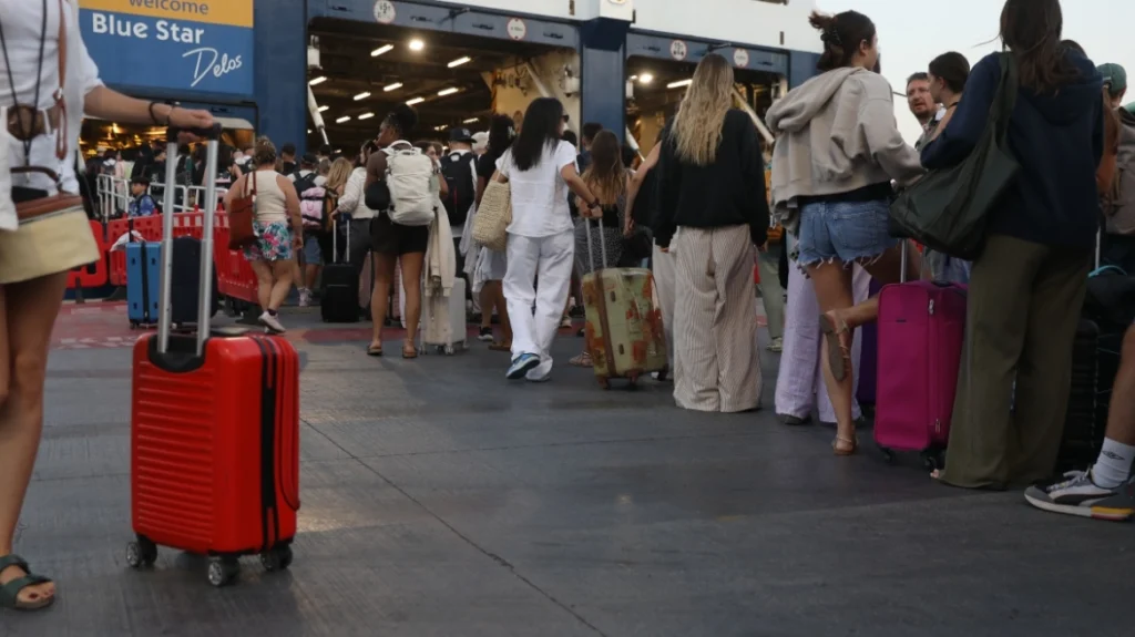 Φεύγουν και οι τελευταίοι εκδρομείς του Δεκαπενταύγουστου, αυξημένη κίνηση στα λιμάνια της Αττικής Φεύγουν και οι τελευταίοι εκδρομείς του Δεκαπενταύγουστου, αυξημένη κίνηση στα λιμάνια της Αττικής