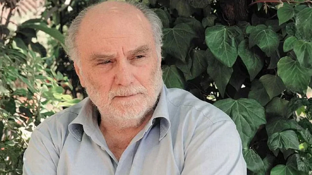 Συγκίνησε ο ιερέας στην κηδεία του Στέλιου Ράμφου για τις τελευταίες στιγμές του: Κατέβασε το πετραχήλι για να καλυφθεί με τη χάρη του Θεού Συγκίνησε ο ιερέας στην κηδεία του Στέλιου Ράμφου για τις τελευταίες στιγμές του: Κατέβασε το πετραχήλι για να καλυφθεί με τη χάρη του Θεού