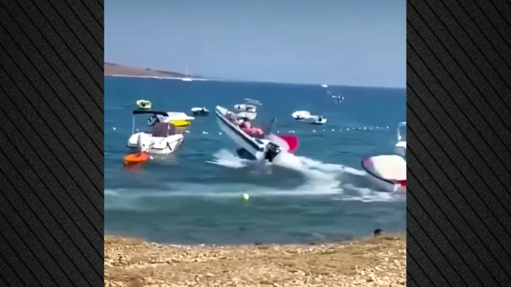 Στιγμές πανικού στη Νάξο: Ατζαμής χειριστής σκάφους έχασε τον έλεγχο και… καβάλησε δύο ακόμη πλοιάρια Στιγμές πανικού στη Νάξο: Ατζαμής χειριστής σκάφους έχασε τον έλεγχο και… καβάλησε δύο ακόμη πλοιάρια