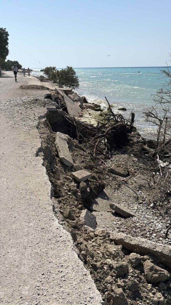 Η απόλυτη εγκατάλειψη στην Κρεμαστή – Εικόνες ντροπής στον παραλιακό δρόμο Η απόλυτη εγκατάλειψη στην Κρεμαστή – Εικόνες ντροπής στον παραλιακό δρόμο